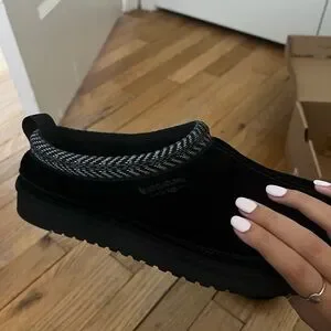 Black Men’s Koolaburra By UGG Slippers (Never Worn) Koolaburra by UGG Burree Men main image 2